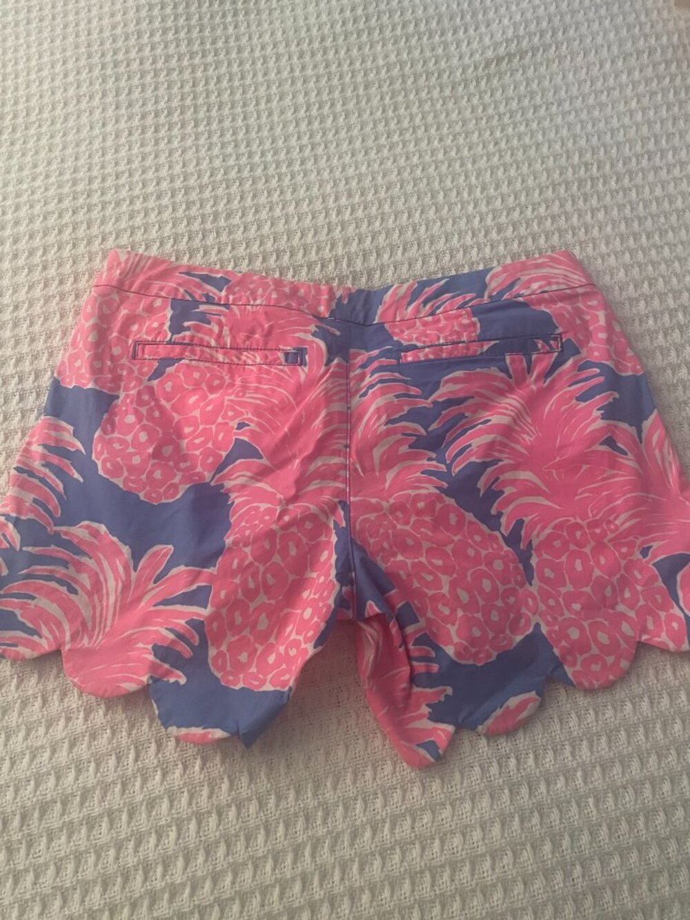 Lilly Pulitzer Pineapple Print Scallop Hem Shorts – Size 6 - Picture 2 of 4